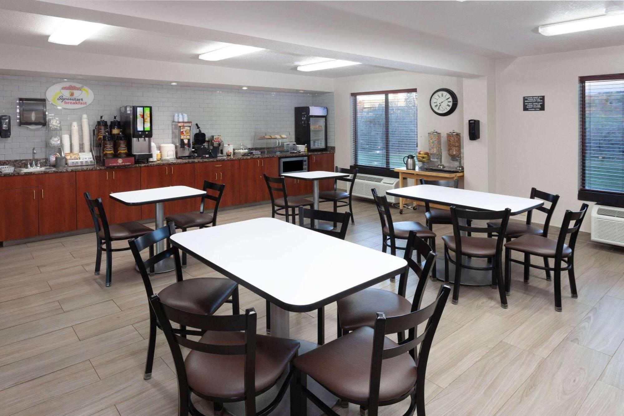 Super 8 by Wyndham Wausau Bagian luar foto