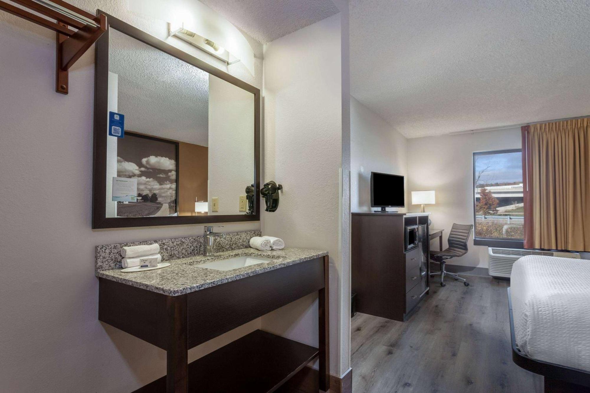 Super 8 by Wyndham Wausau Bagian luar foto