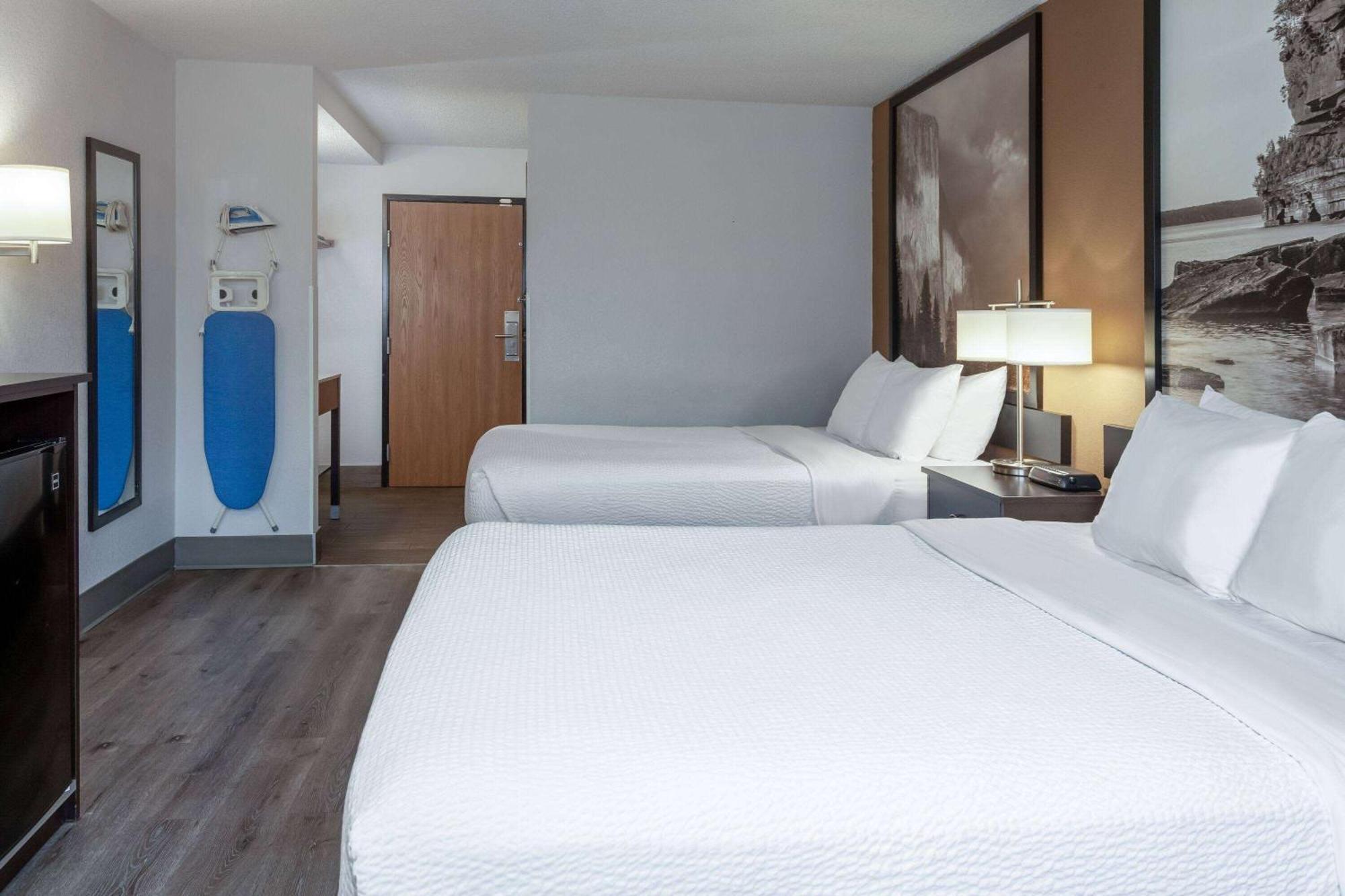 Super 8 by Wyndham Wausau Bagian luar foto